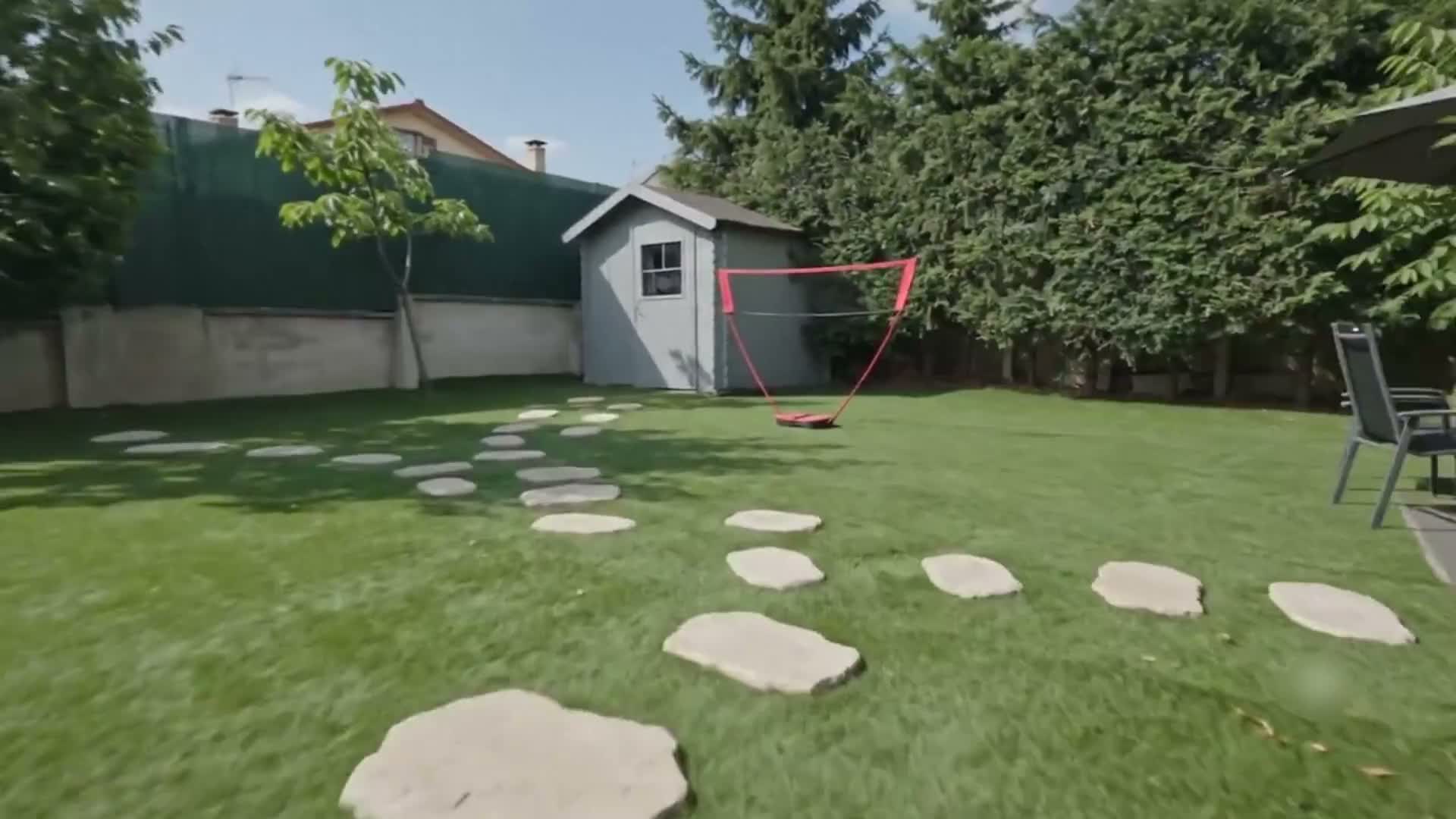 Jardin privatif avec pelouse et cabanon