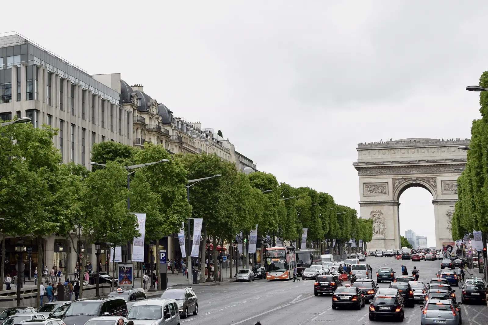 L'Arc de Triomphe et l'avenue des Champs-Élysées