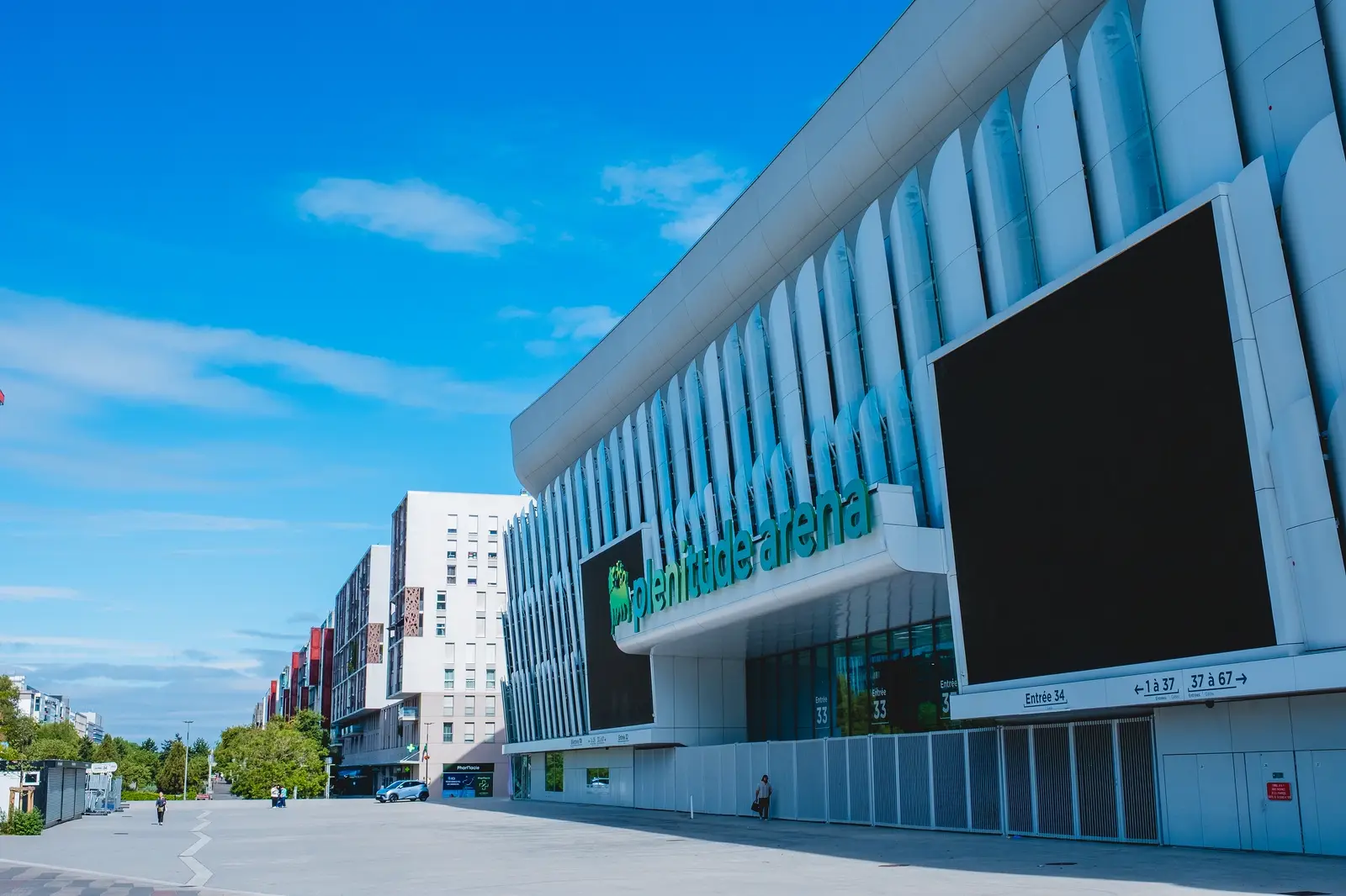 La façade de Paris La Défense Arena, aux Jardins de l'Arche à Nanterre
