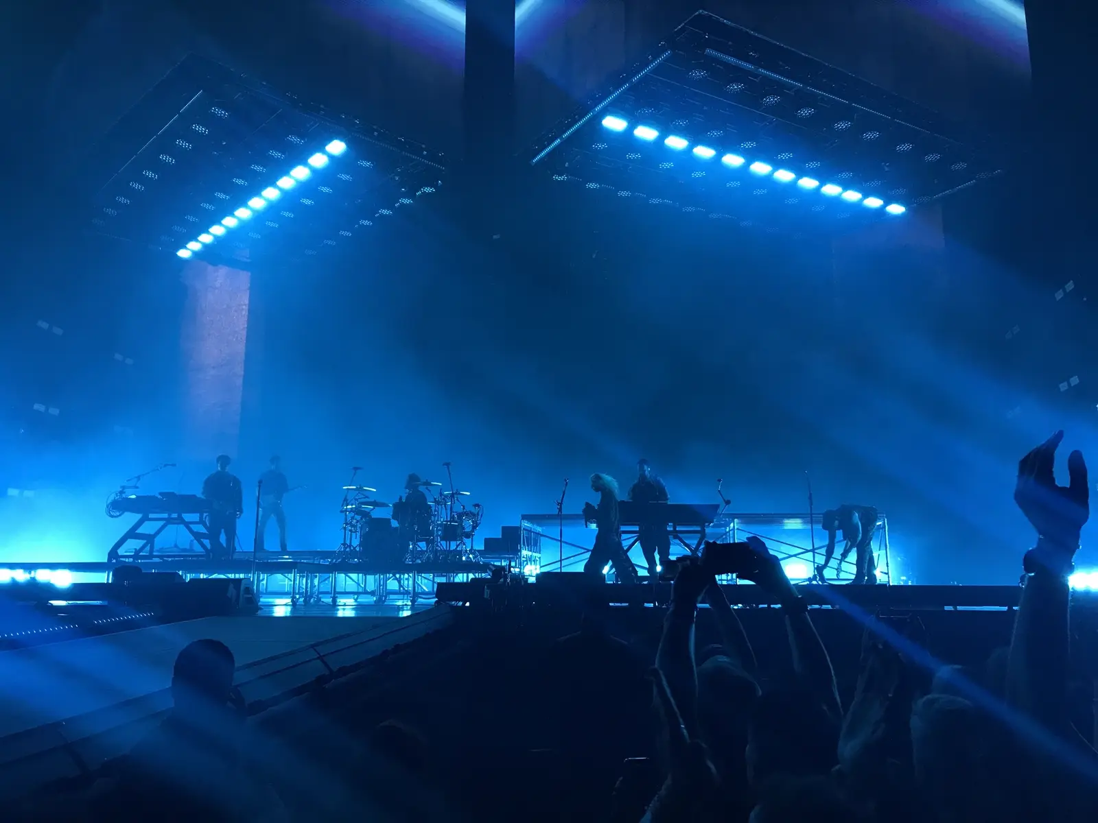 Scène et jeux de lumière lors d'un concert à Paris La Défense Arena