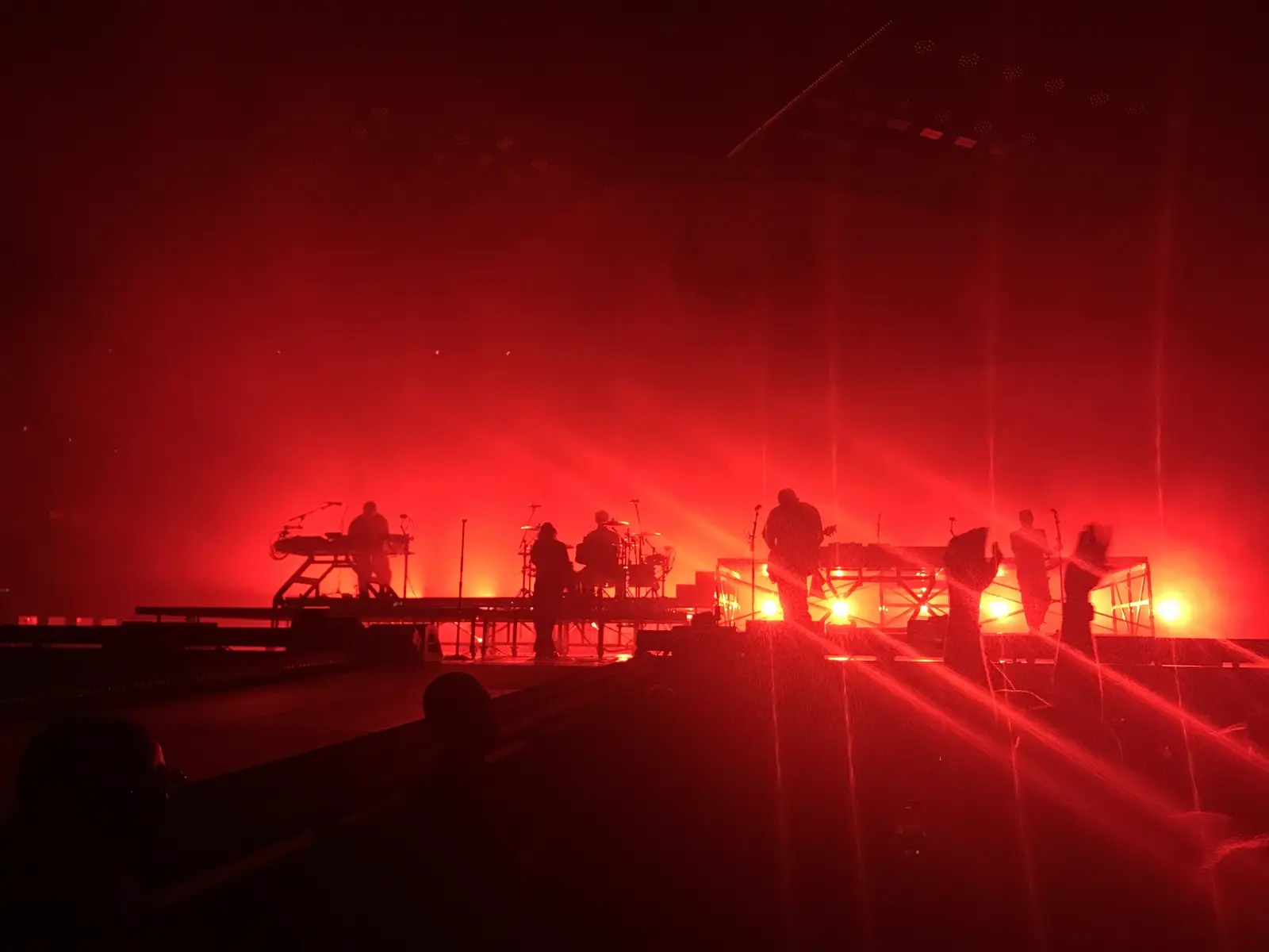 Concert à Paris La Défense Arena, la salle plongée dans la lumière rouge