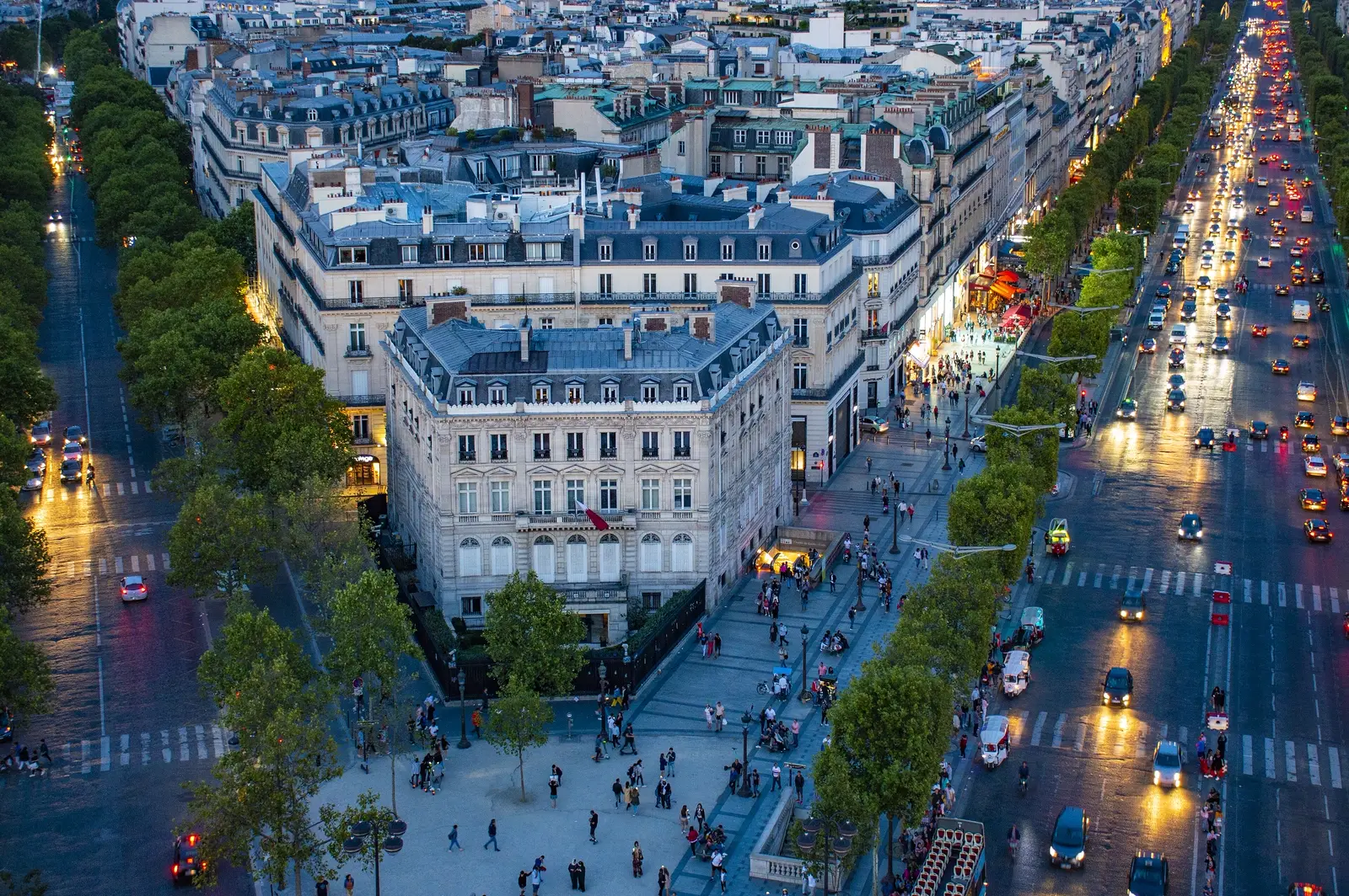 Les Champs-Élysées illuminés vus depuis l'Arc de Triomphe