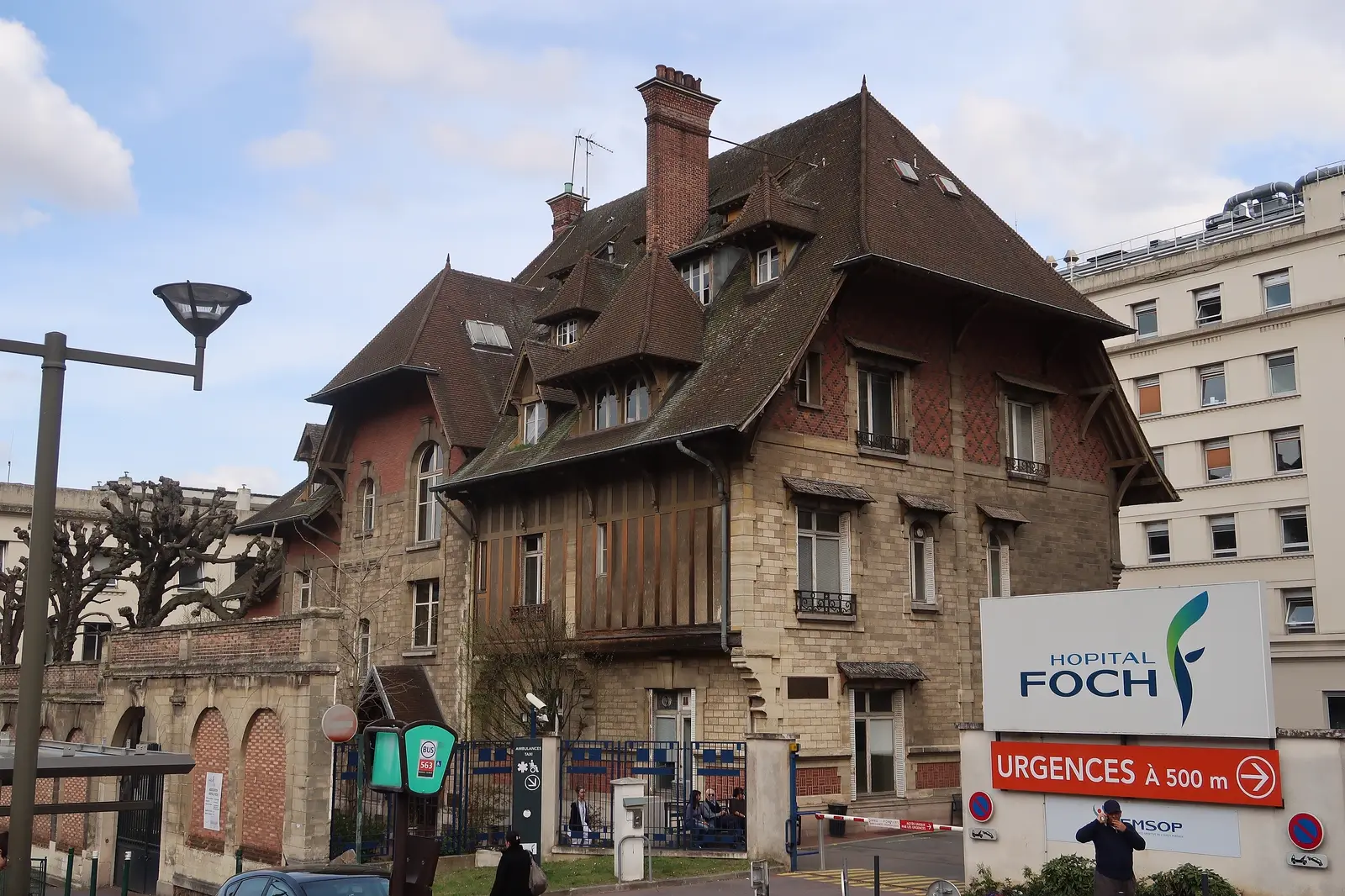 L'entrée de l'hôpital Foch, avenue Franklin-Roosevelt à Suresnes