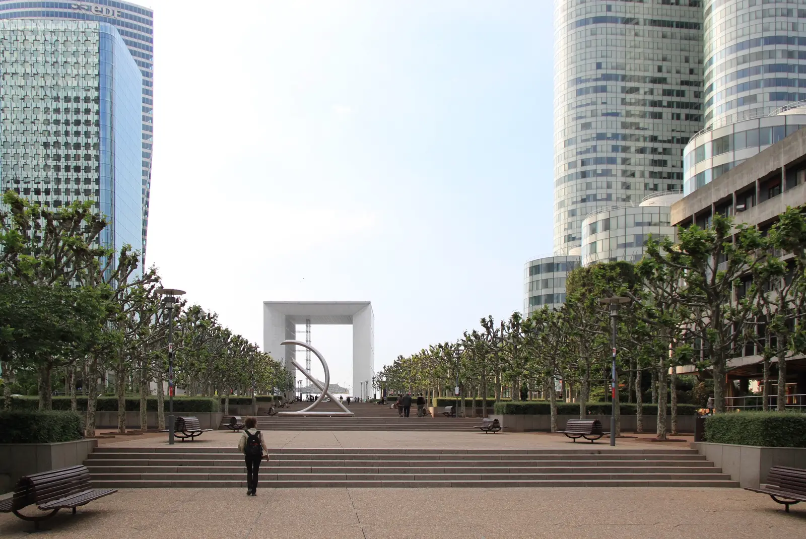 L'esplanade de La Défense et la Grande Arche, à cinq minutes de la maison