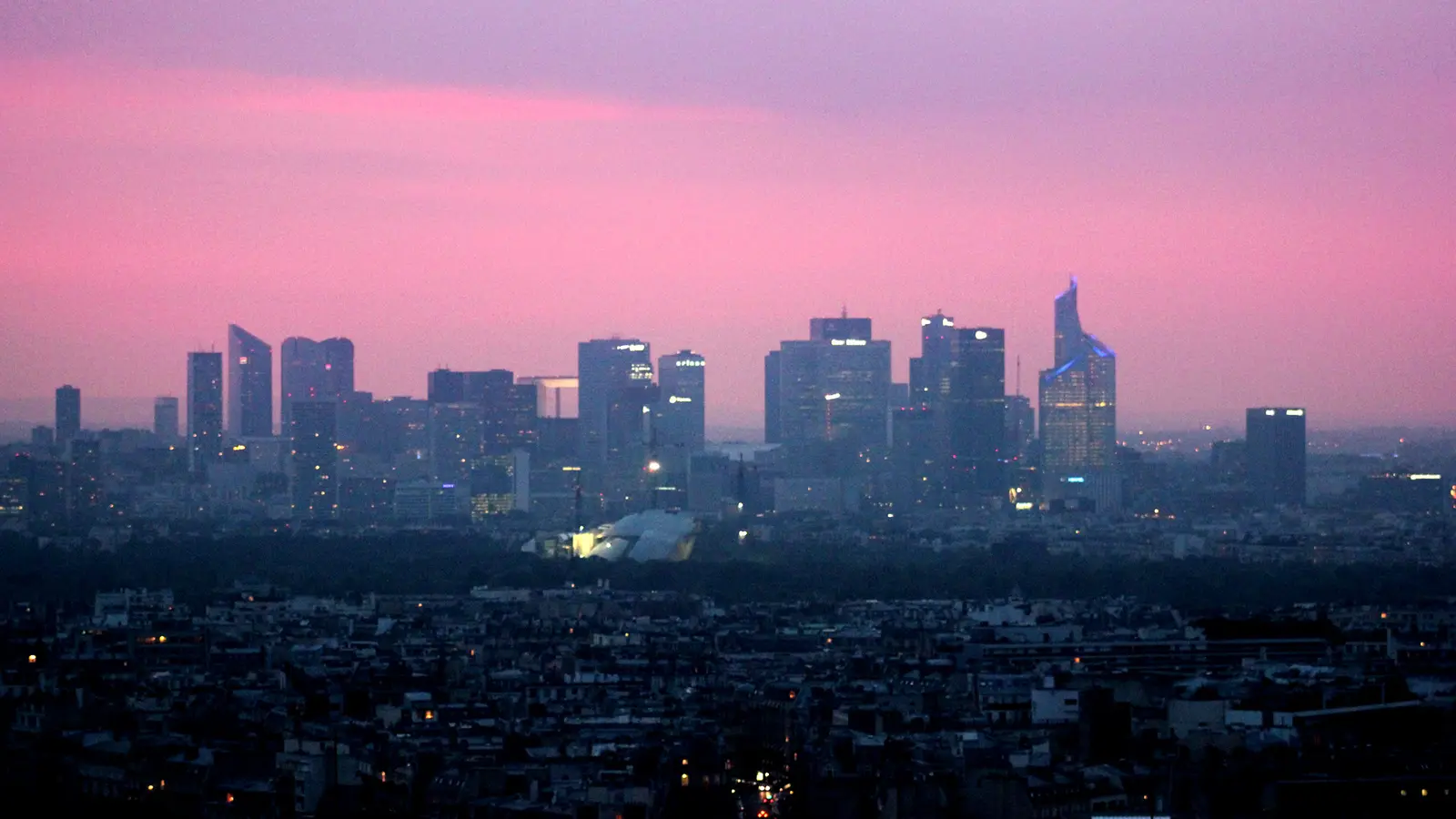 Les tours de La Défense au coucher du soleil, vues depuis l'ouest parisien