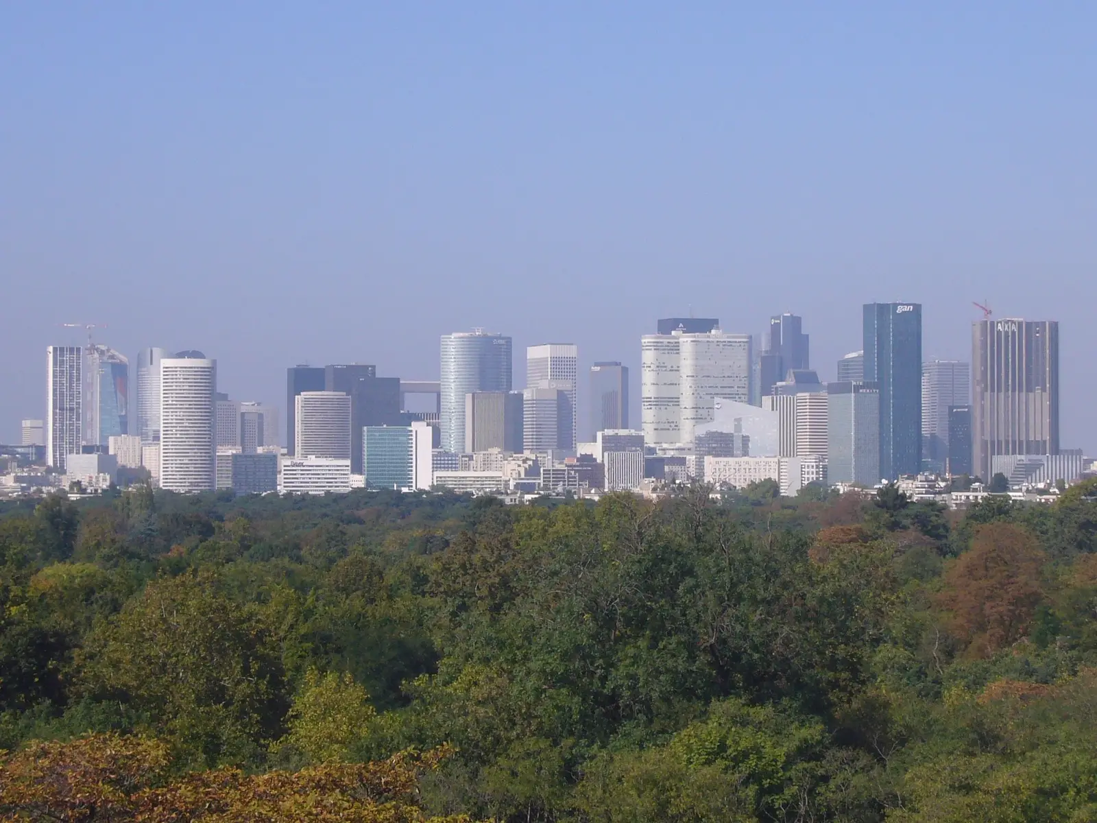 Les tours de La Défense vues depuis les arbres du Mont Valérien