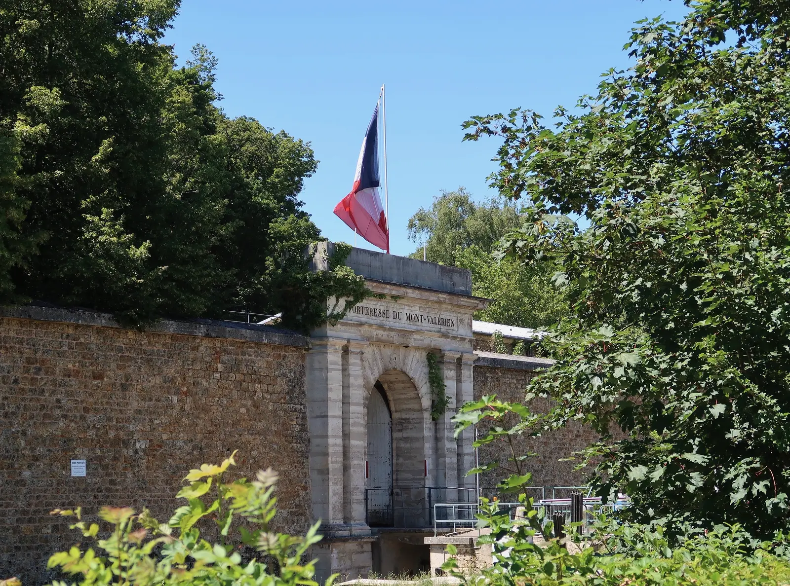 L'entrée de la forteresse du Mont-Valérien, à Suresnes