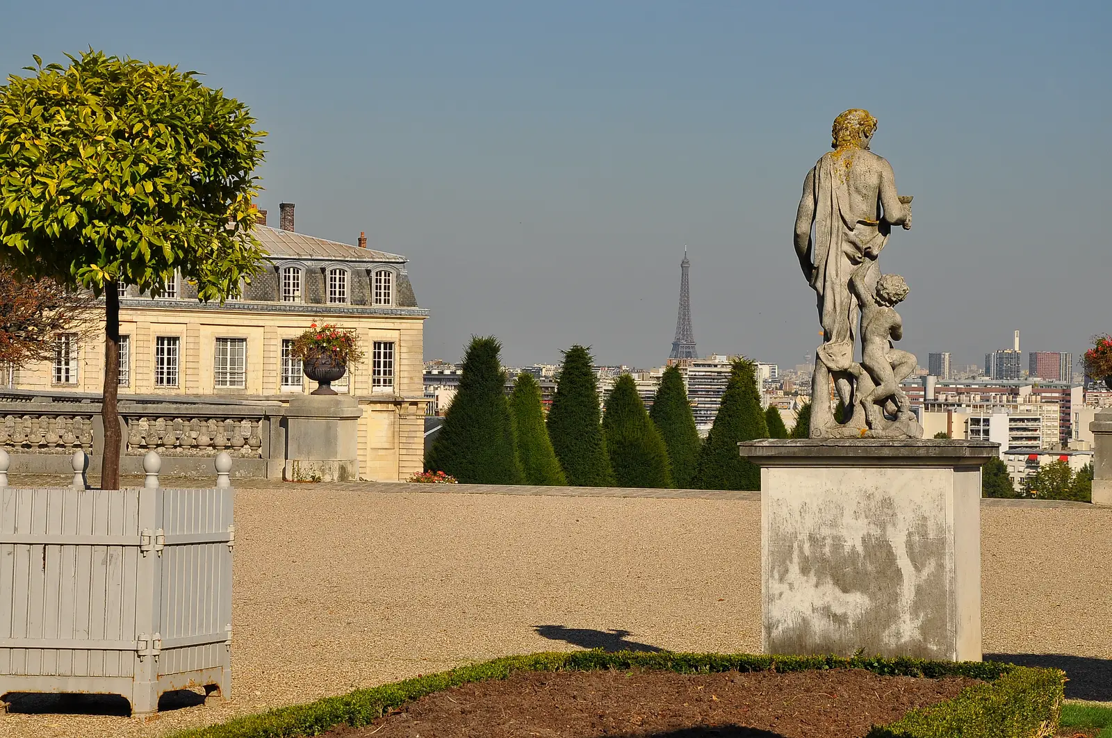 Le parc de Saint-Cloud, avec la tour Eiffel à l'horizon