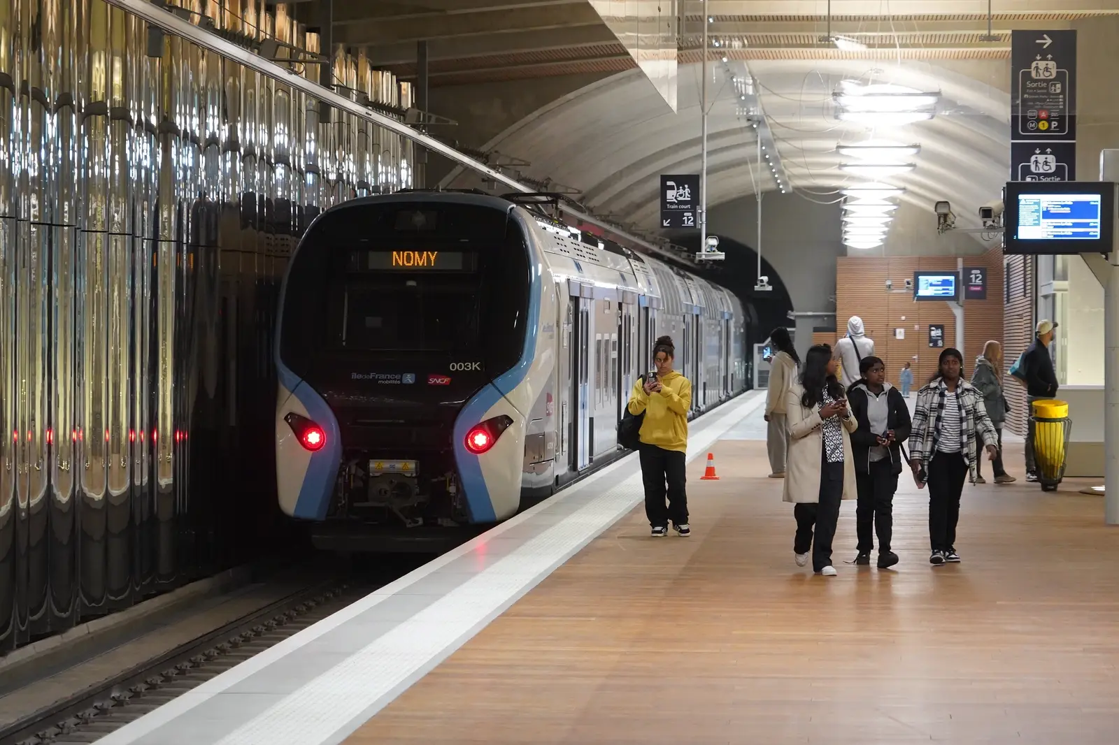 Un train sur un quai de la gare de La Défense
