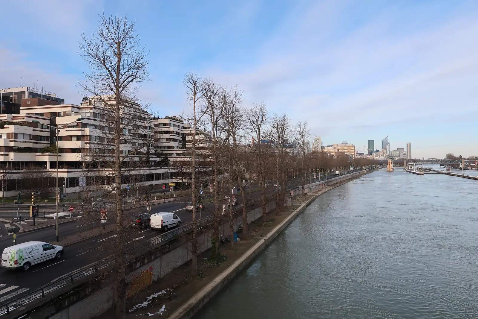 La Seine à Suresnes, avec les tours de La Défense au loin