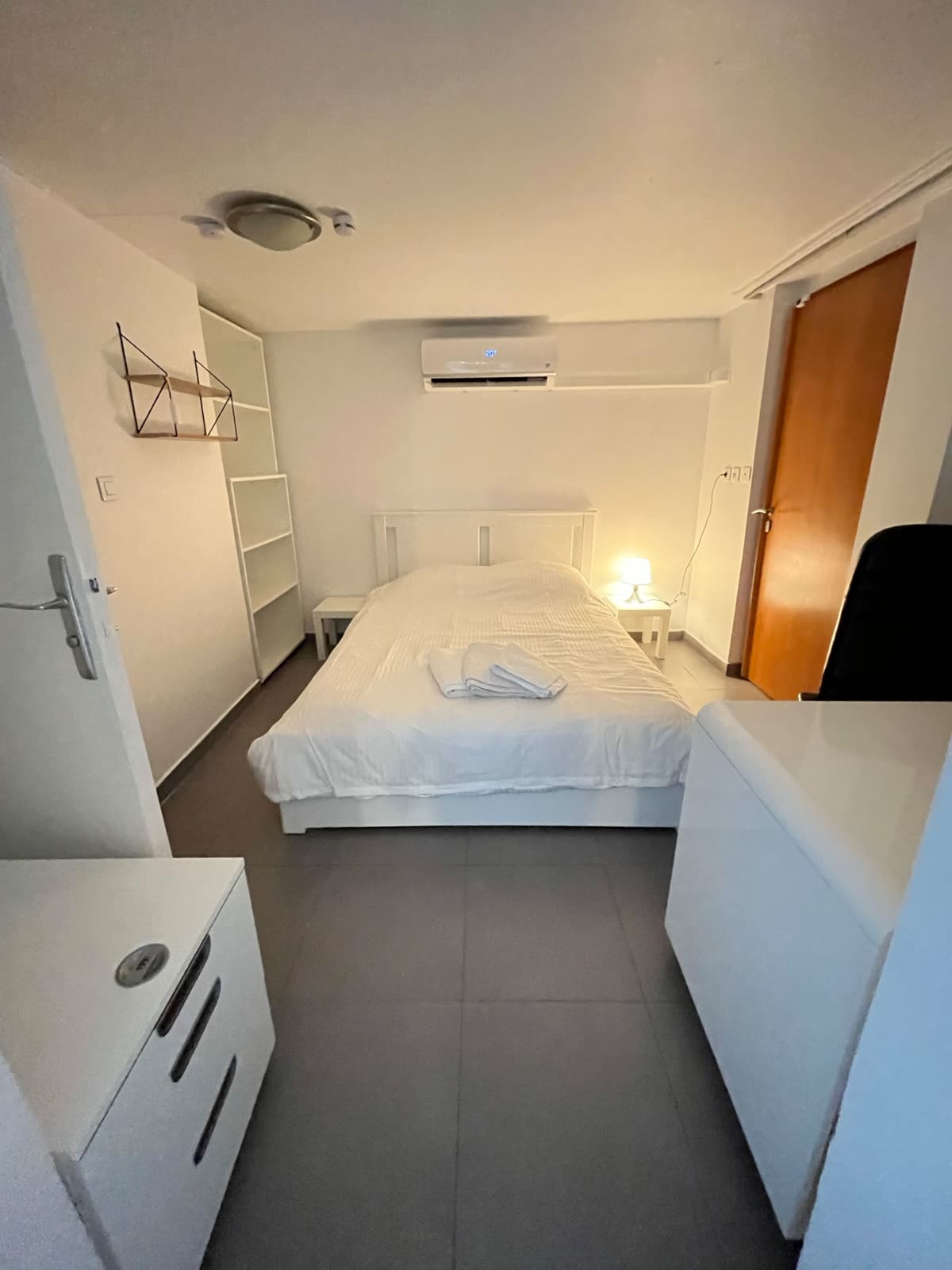 Chambre climatisée avec lit double