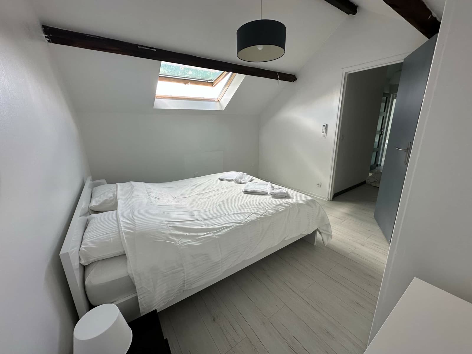 Chambre sous les combles avec lit double