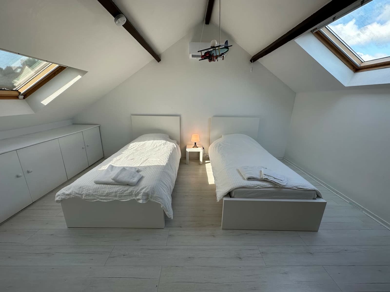 Chambre mansardée avec deux lits simples