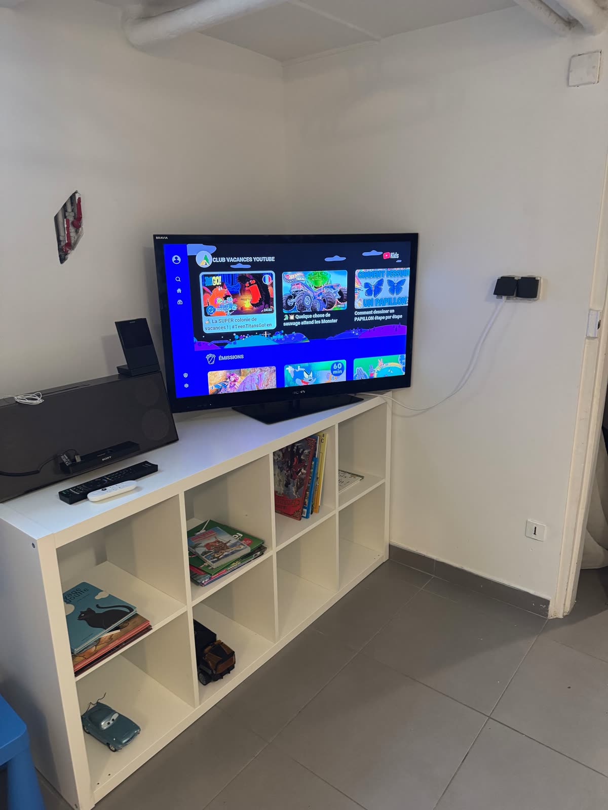 Espace enfants avec télévision, jeux et livres