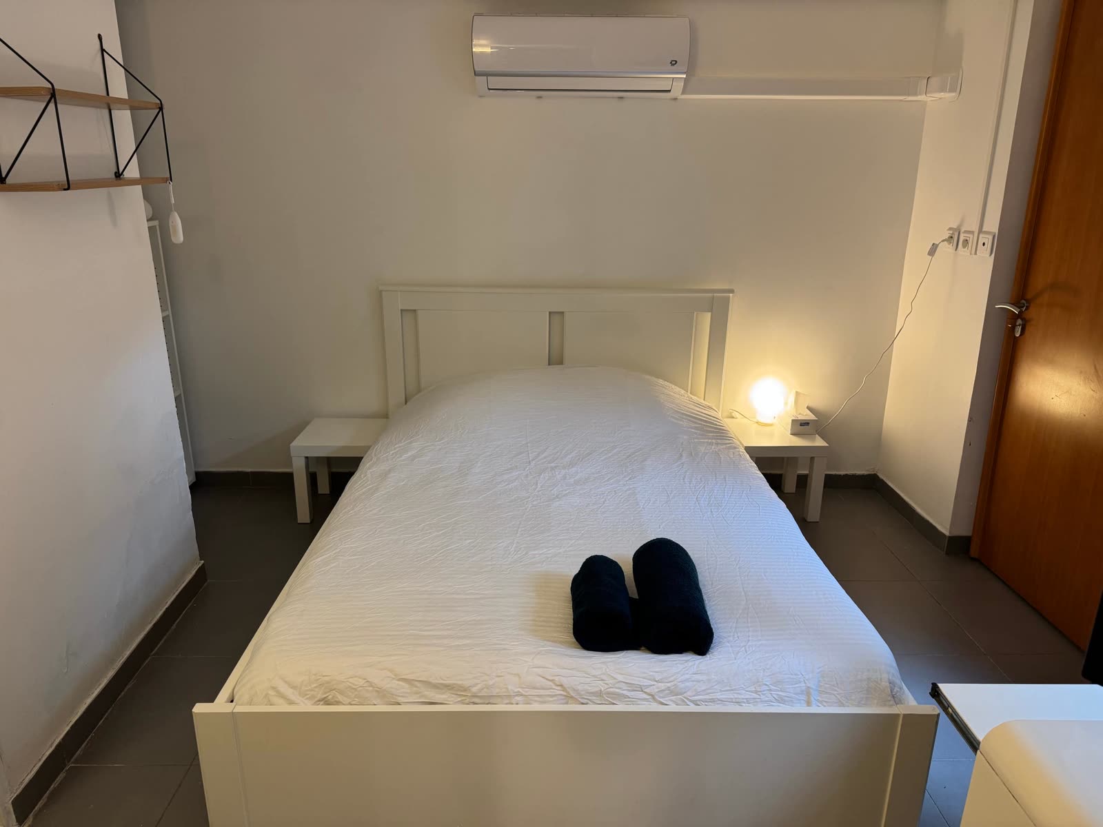Chambre climatisée avec lit double